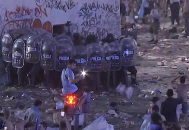 Festa na Argentina termina em confusão entre torcedores e policiais