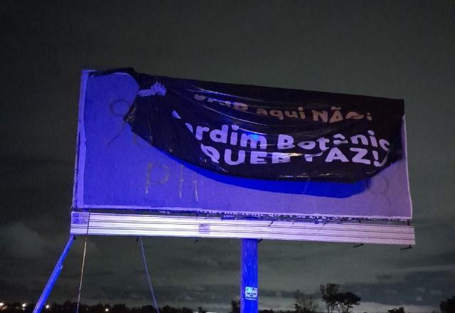 Outdoor contra Bolsonaro em condomínio é destruído