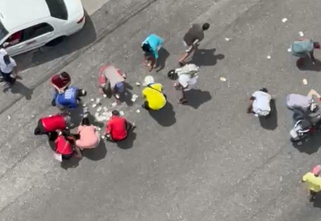 VÍDEO: Ladrões de lotérica deixam dinheiro cair e população aproveita