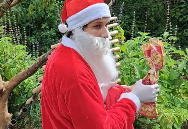 Papai Noel visita animais em zoológico de Gramado, RS