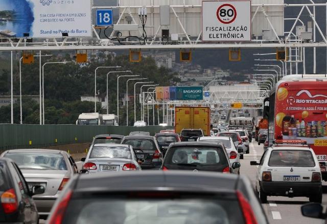 Na véspera de Natal, movimento em aeroportos e rodoviárias é intenso