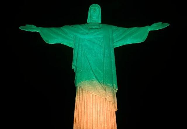 Cristo Redentor é iluminado de verde e amarelo em homenagem a Pelé