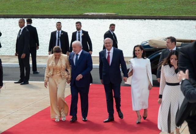 Primeira e segunda-dama sobem rampa do Congresso à frente dos maridos