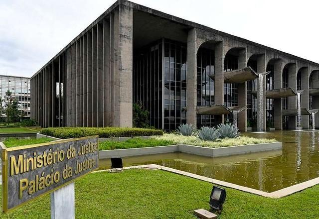 Governo federal se reúne para criação de gabinete de crise