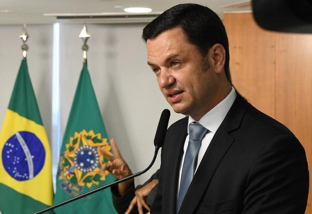 Secretário demitido diz que hipótese de conivência é "absurda"