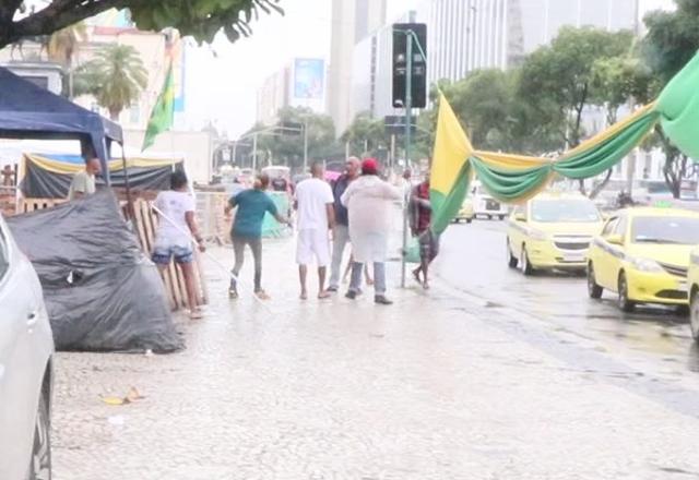 RJ: Fotógrafo é agredido em desocupação de acampamento golpista