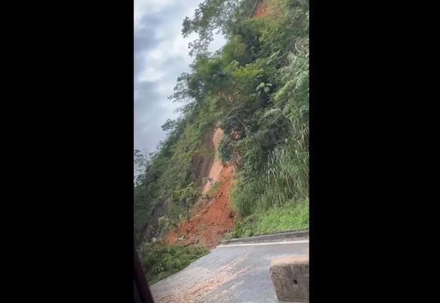 Queda de barreira interdita Km 231,3 da Via Dutra, sentido Rio