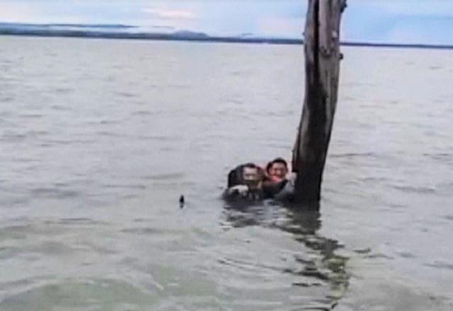 TO: pescadores passam a noite agarrados em troncos após naufrágio