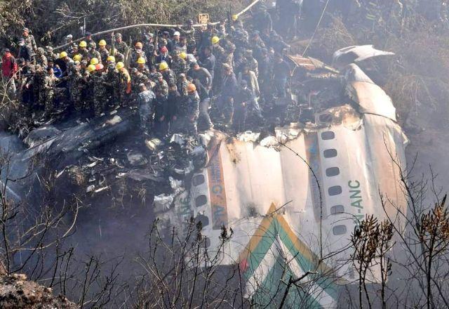 Nepal retoma buscas por desaparecidos após queda de avião