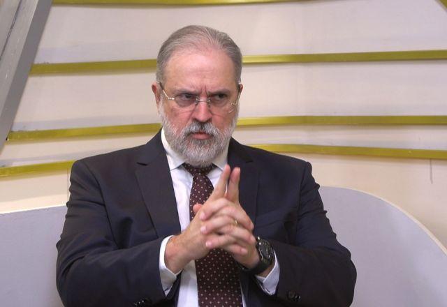 Aras nega função de "engavetador da República" e comenta atuação da PGR