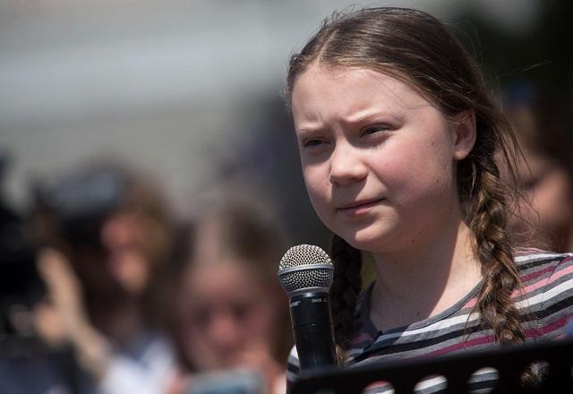 Ativista Greta Thunberg é presa pela polícia em protesto na Alemanha