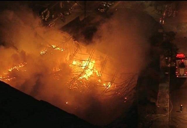 Incêndio destrói galpão perto de aeroporto em Guarulhos (SP)