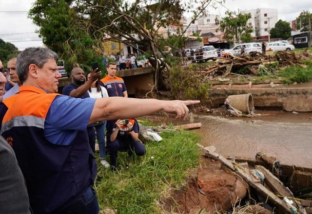 Tarcísio faz vistoria em cidades afetadas pela chuva na região de Campinas (SP)