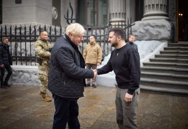 Boris Johnson faz visita surpresa à Ucrânia e discute apoio britânico