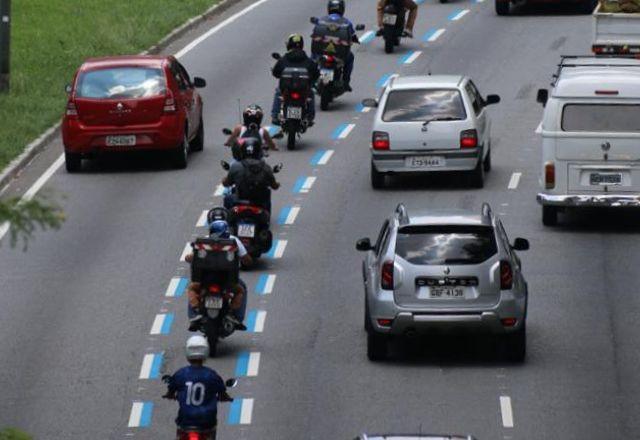 Após queda de acidentes, prefeitura de SP anuncia ampliação da faixa azul