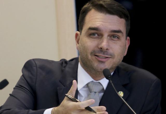 "Pode não voltar nunca", diz Flávio Bolsonaro sobre retorno do pai ao Brasil