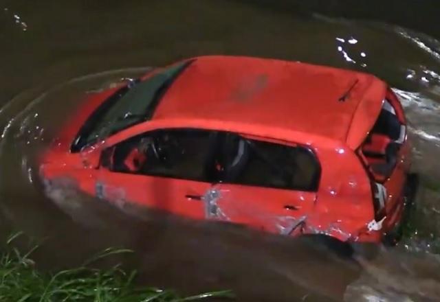 Carro cai em rio e um dos passageiros é levado pela correnteza