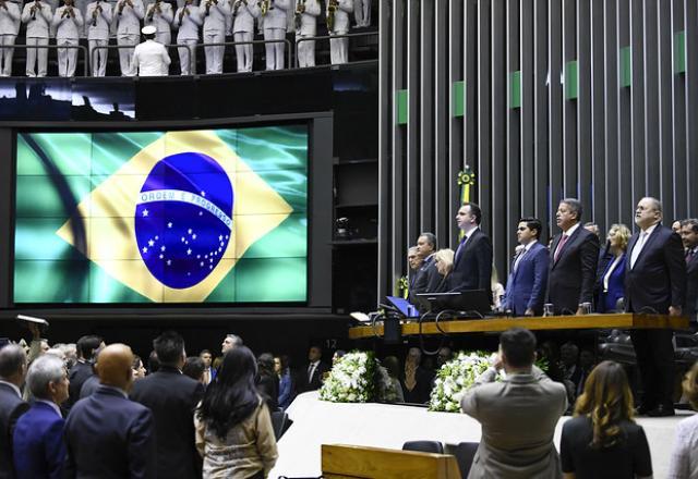 Ao Congresso, Lula promete harmonia de Poderes e "novo regime fiscal"