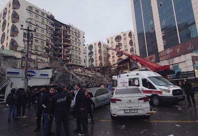 Tragédia: prédio com time de vôlei desaba após terremoto na Turquia