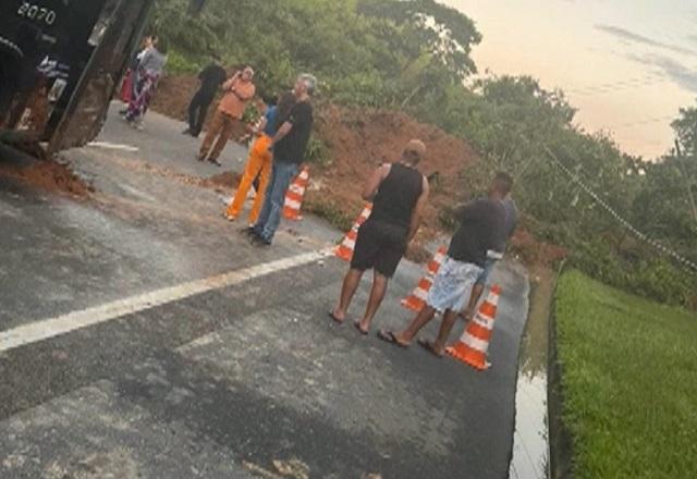 RJ: deslizamento de terra interdita rodovia Dutra nos dois sentidos