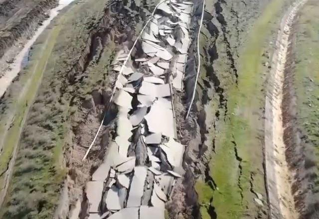 Imagens mostram fenda causada por terremoto na Turquia