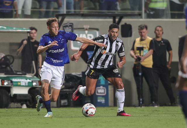 Hulk faz golaço, e Atlético-MG busca empate com Cruzeiro em clássico tenso