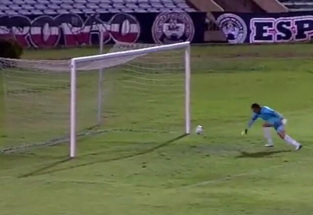 Gol bizarro viraliza no Campeonato Piauiense; assista!