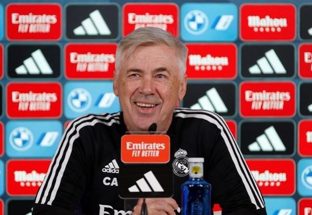 "Rodrygo e Vini Jr têm que jogar juntos", diz Ancelotti sobre briga por posição