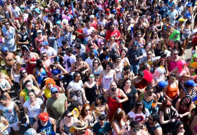 A política faz parte do carnaval: especialista avalia relação entre social e folia