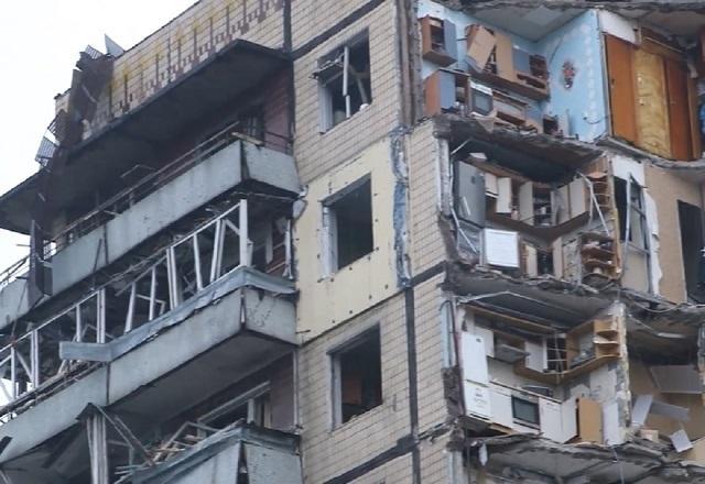 Moradores de cidade na Ucrânia relatam histórias de um ano em guerra