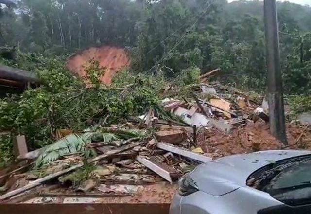 Temporais causam morte e destruição no litoral de São Paulo