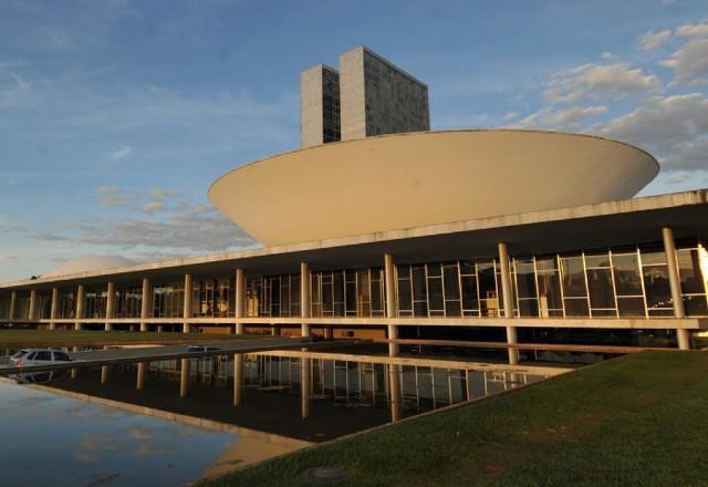 Trabalhadores que recuperaram o Congresso são homenageados na Câmara