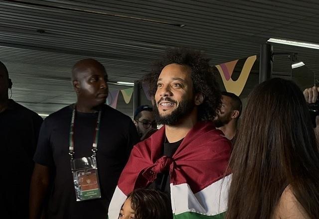 Marcelo é recebido com festa pela torcida do Fluminense na chegada ao Rio