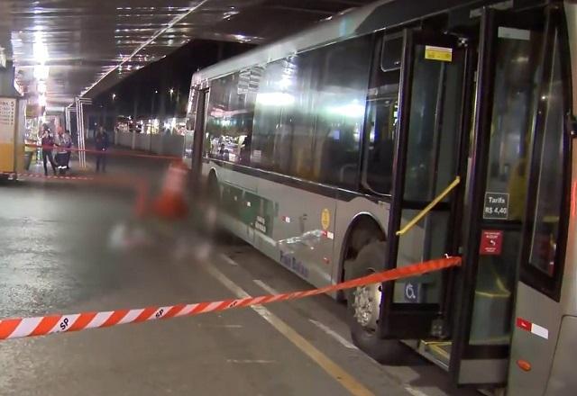 SP: rapaz cai entre plataforma e ônibus e morre atropelado