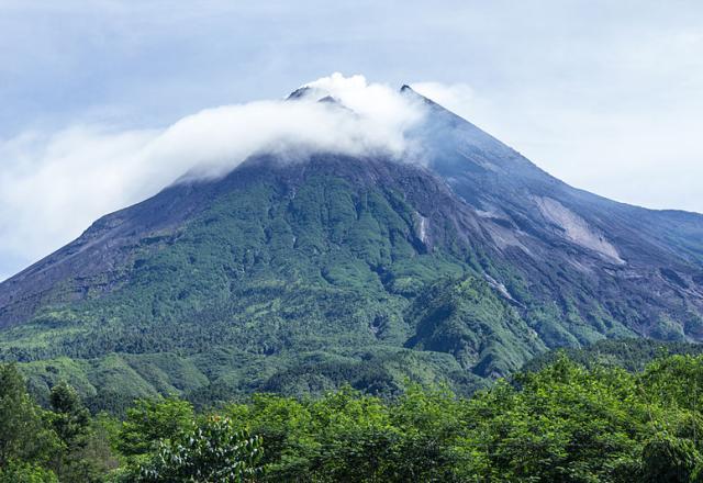 Vulcão entra em erupção na Indonésia e deixa região em alerta