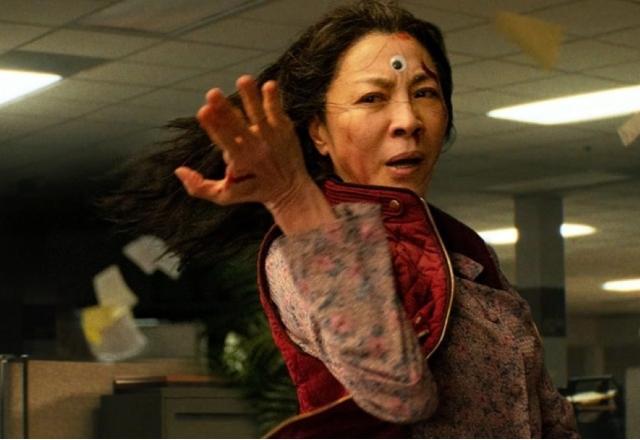 Michelle Yeoh vence o prêmio de melhor atriz do Oscar 2023