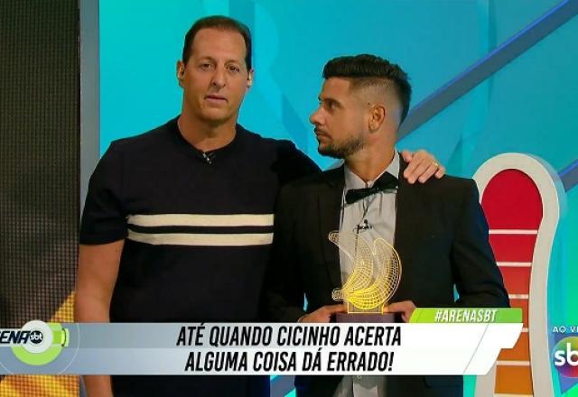 Com troféu inusitado, Arena SBT entrega "Oscar" de melhor comentarista a Cicinho