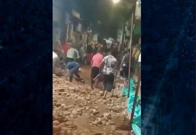 Moradores transformam rua em garimpo para encontrar ouro na Colômbia