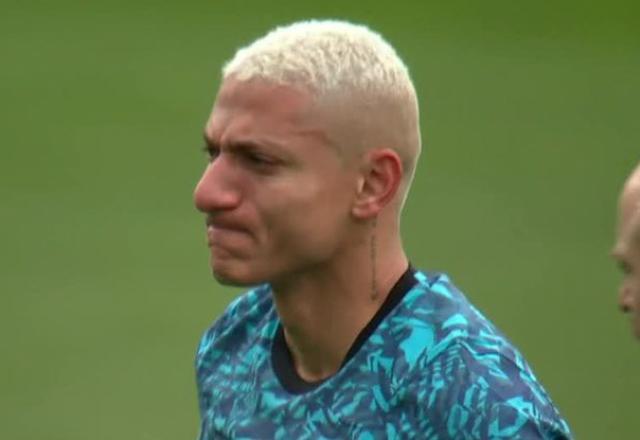 Richarlison sofre lesão e deixa campo chorando no Campeonato Inglês