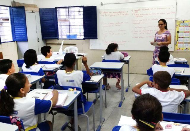 Tarcísio assina decreto que estabelece piso nacional para professores de SP