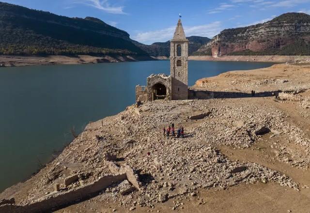 Igreja e restos de vila reaparecem com seca de reservatório na Espanha