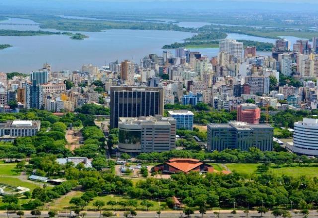 Frente fria passa longe da costa, mas ventos lançam chuva sobre o sul