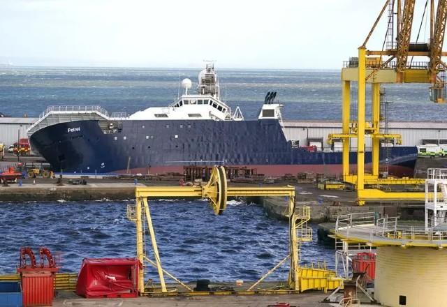 Navio tomba em porto da Escócia e deixa 25 feridos