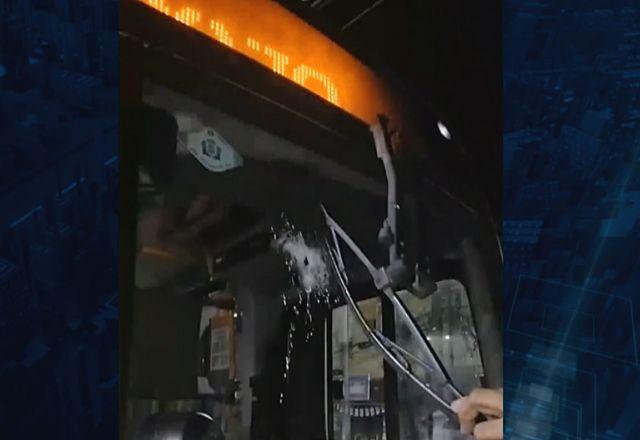 RJ: Ônibus fica no meio de tiroteio e passageira é baleada