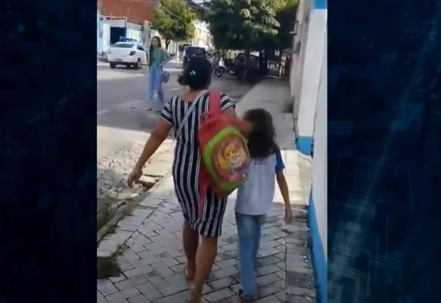 Flagra: mãe puxa filha pelos cabelos no meio da rua