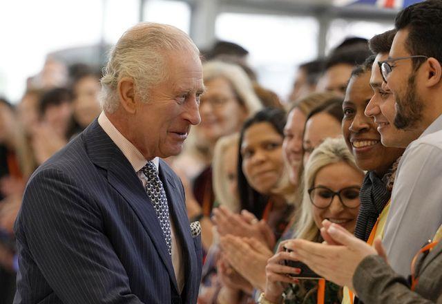 Aumento de protestos na França fazem Rei Charles III adiar visita à Paris