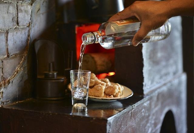 Homem morre após beber garrafa de cachaça em aposta