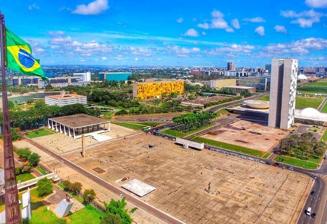 Prefeitos e vereadores realizam marcha em defesa de municípios em Brasília