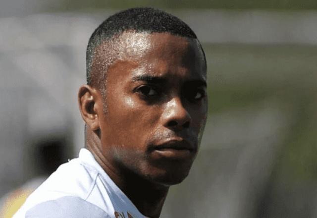 Robinho entrega passaporte ao Superior Tribunal de Justiça