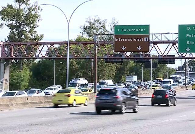 Traficantes cobram "pedágio" de motoristas de app em bairro do Rio